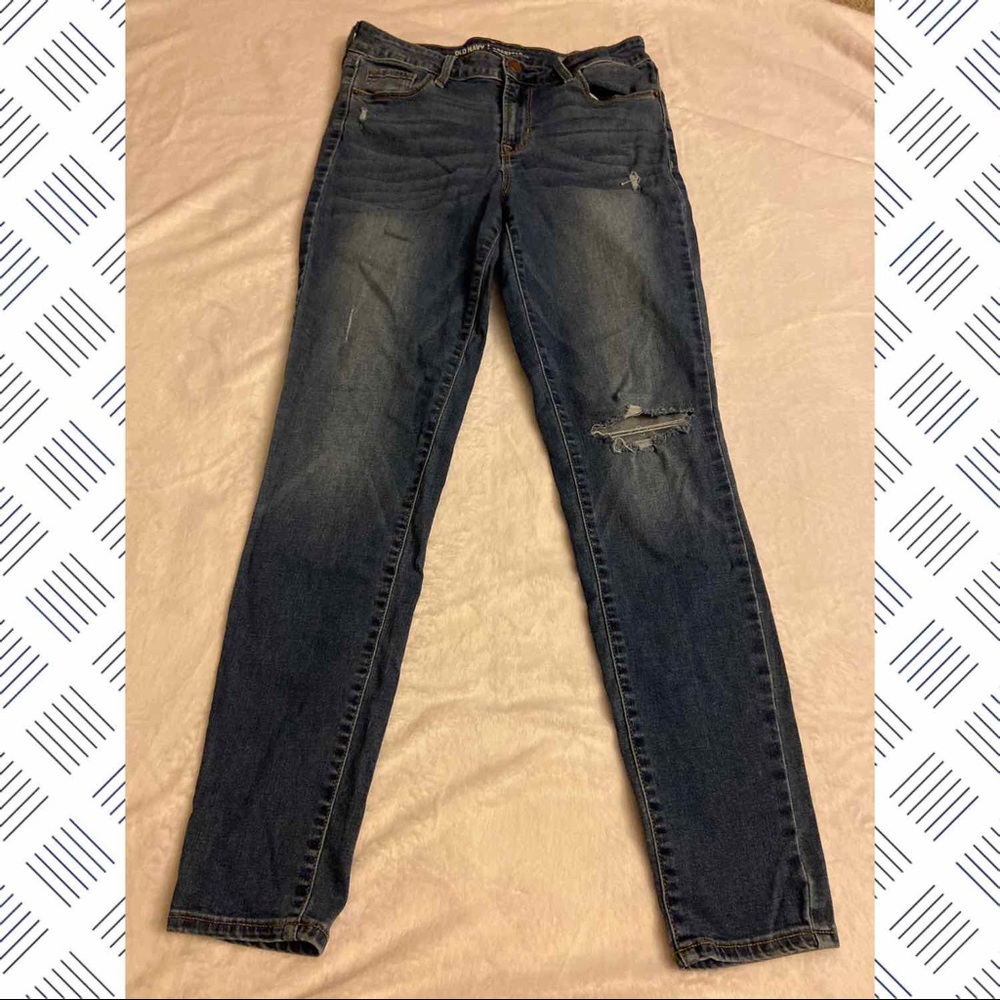 ‼️LAST CHANCE‼️ Distressed mid-rise rockstar jeans